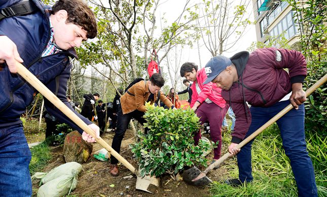 国际居民踊跃参与植树节活动_副本.jpg