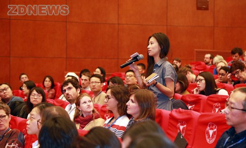 a participant asks questions at the opening ceremony of the fourth biennial conference of the association of critical heritage studies in hangzhou, zhejiang province, on sept 1..jpg