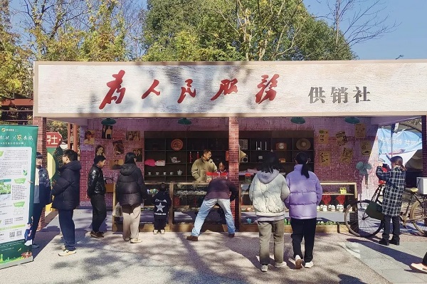 college students attracted by zhejiang countryside snacks