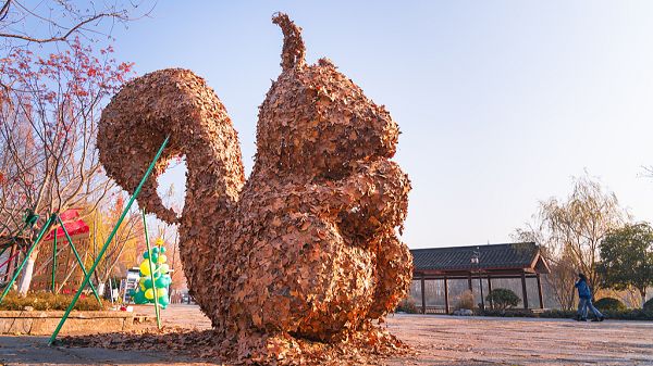 students transform fallen leaves into art in hangzhou