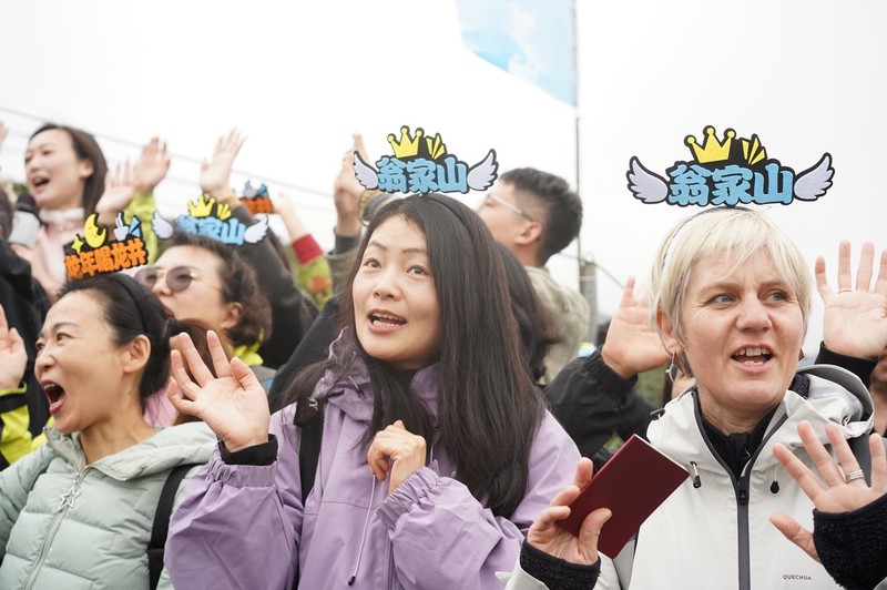 foreigners experience 'shout for tea' culture in hangzhou