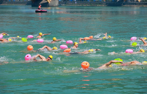 thousands dive into xin'an river for challenge